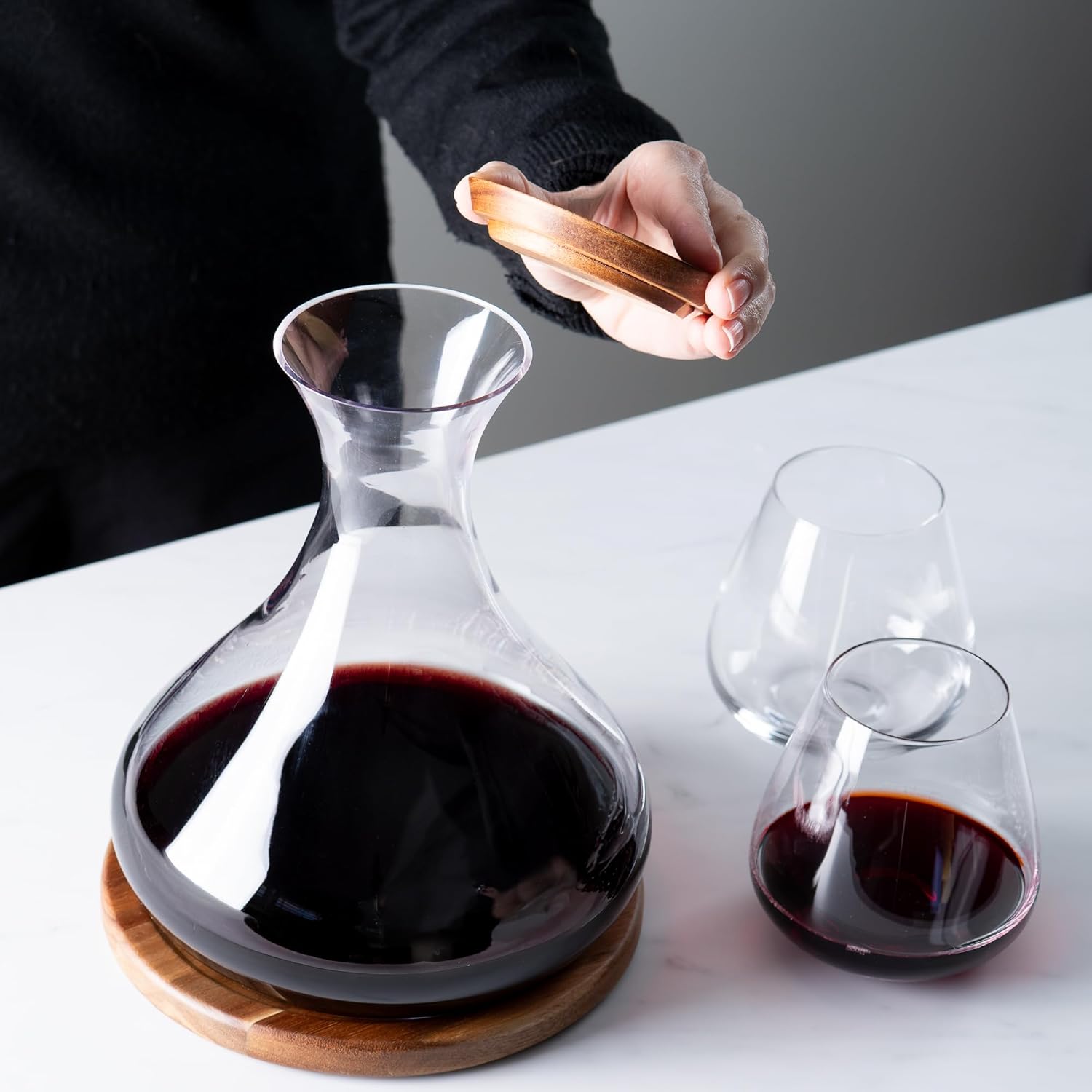 Cork & Mill Wine Decanter Set with Acacia Wood Stand and Lid/Stopper, Contemporary Hand Blown Crystal Decanter, Large Glass Carafe/Aerator, Red Wine Accessories, Luxury Gift Idea for Women or Men