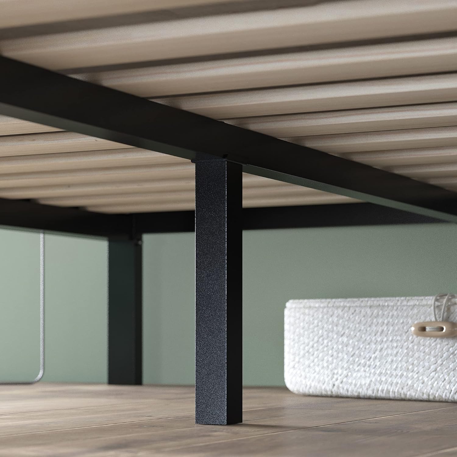 ZINUS Mia Metal Platform Bed Frame with Headboard, Wood Slat Support, No Box Spring Needed, Easy Assembly, Queen